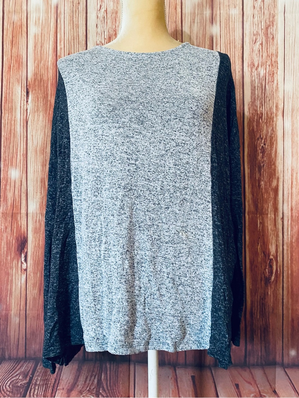 Women’s Large Sweater Simply Vera Two Tome Grey Lightweight Knit Soft U Neck